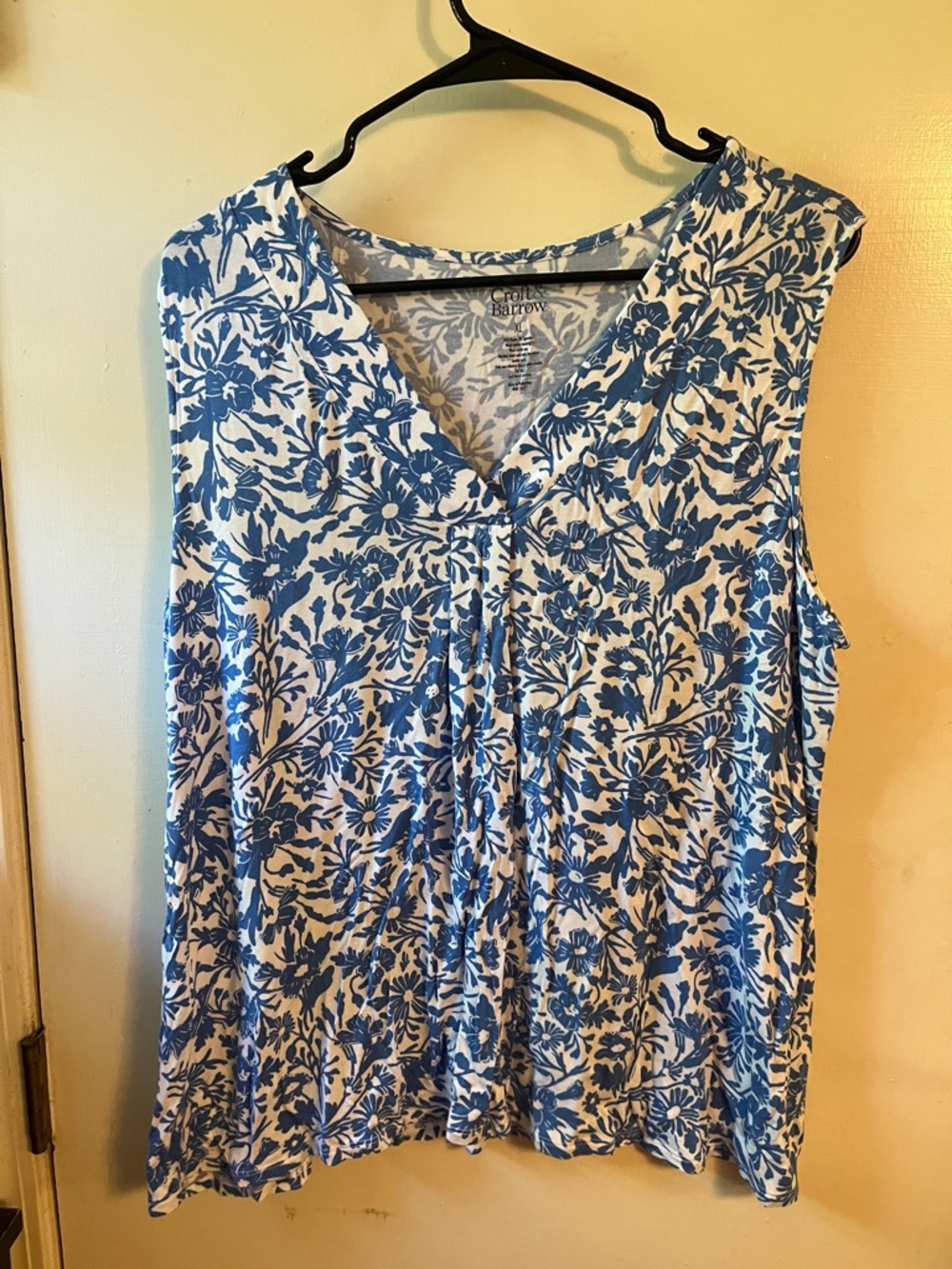 LIKE NEW Croft & Barrow XL White and Blue Floral V-Neck Sleeveless Camisole 💙🤍